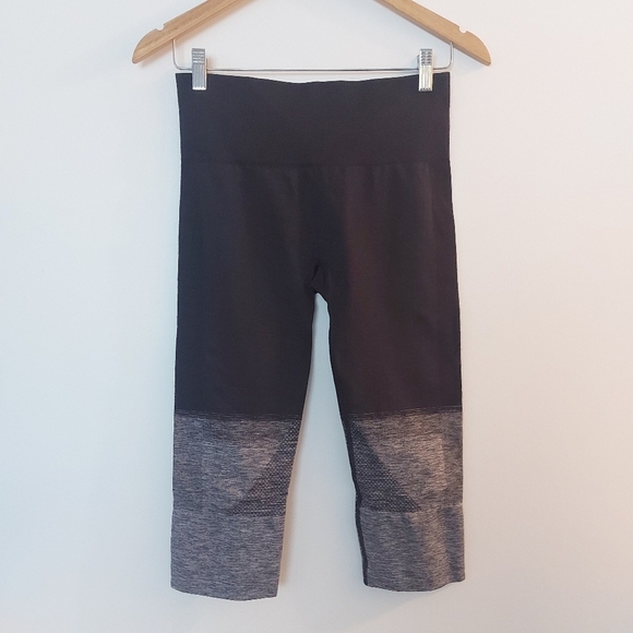 Lululemon Seamlessly Street Crop Heathered Black and Gray Size 6 - Picture 3 of 7